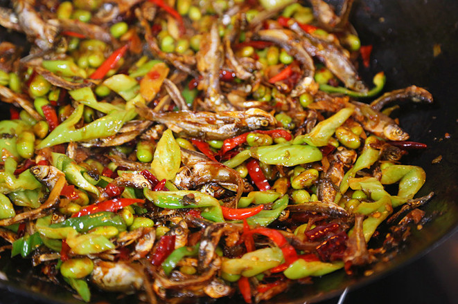 香辣毛豆米炒小魚干的做法-家常味炒菜譜