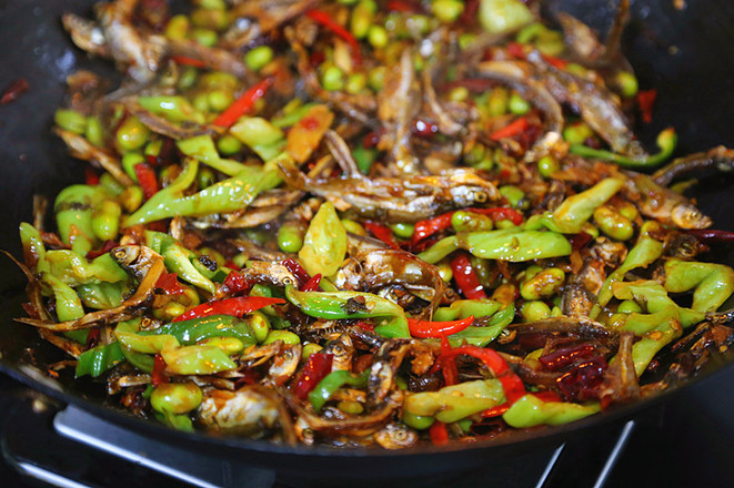 香辣毛豆米炒小魚干的做法-家常味炒菜譜