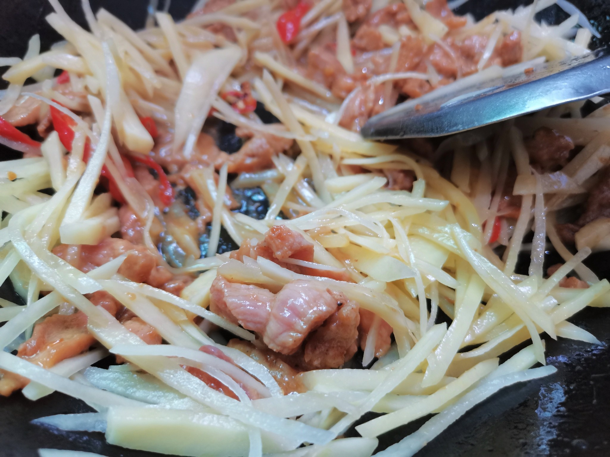 土豆炒肉的做法-家常味炒菜譜