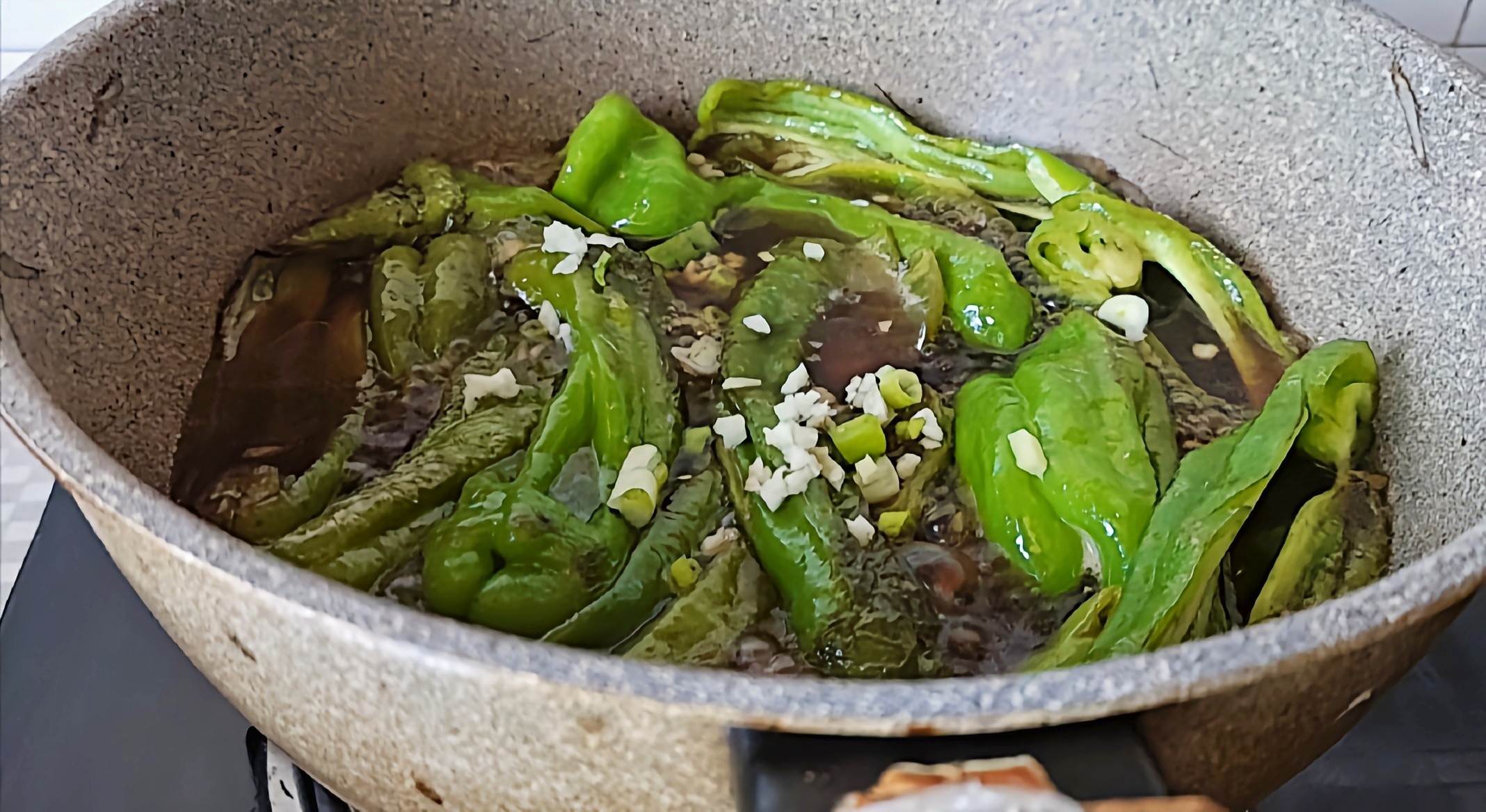 媽媽味道下飯神器…糖醋青椒的做法-酸甜味燒菜譜