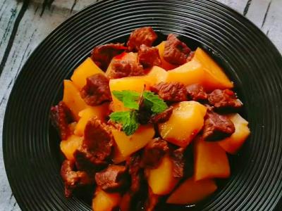 牛肉燉土豆的作法-家常味燒菜譜