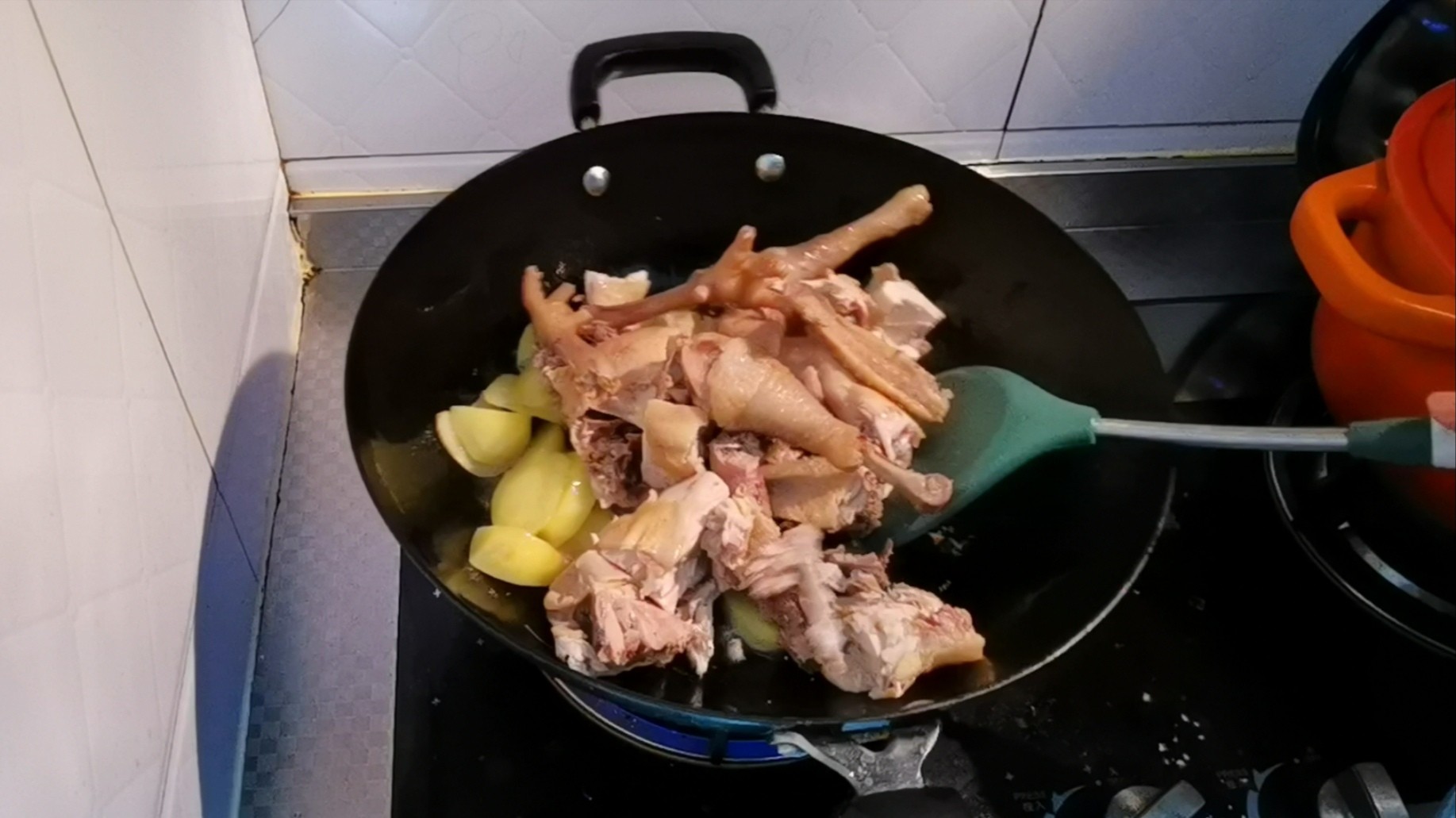 東北人最愛的小雞燉蘑菇土豆的做法-家常味燉菜譜