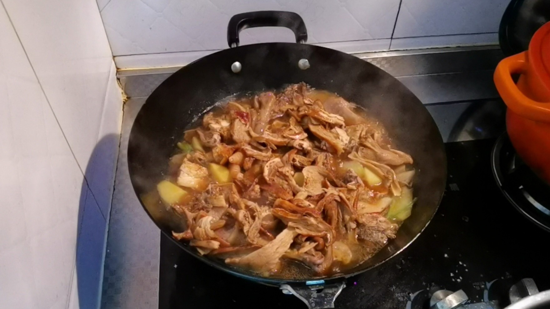 東北人最愛的小雞燉蘑菇土豆的做法-家常味燉菜譜