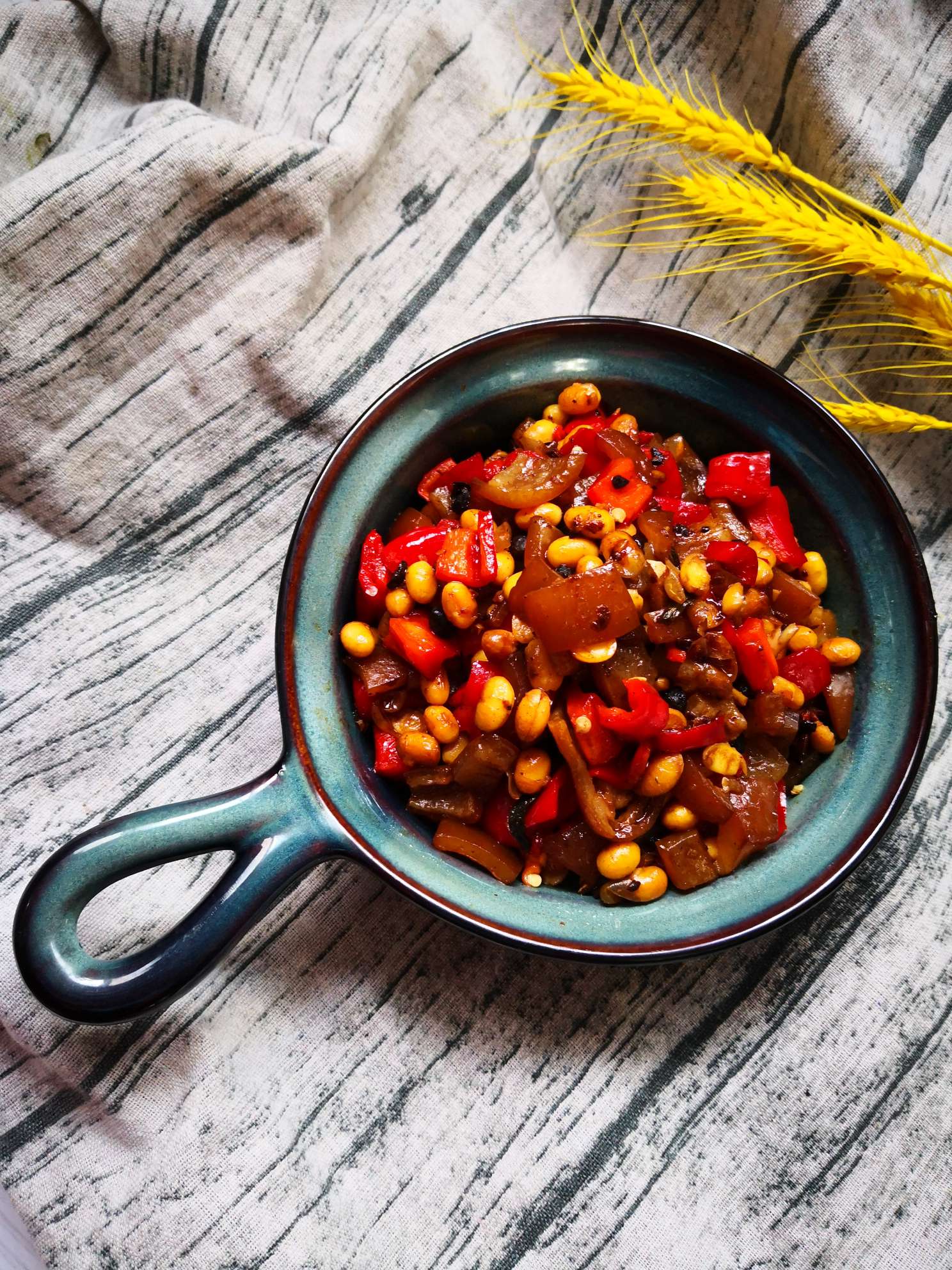 紅椒肉皮醬黃豆的做法-家常味炒菜譜