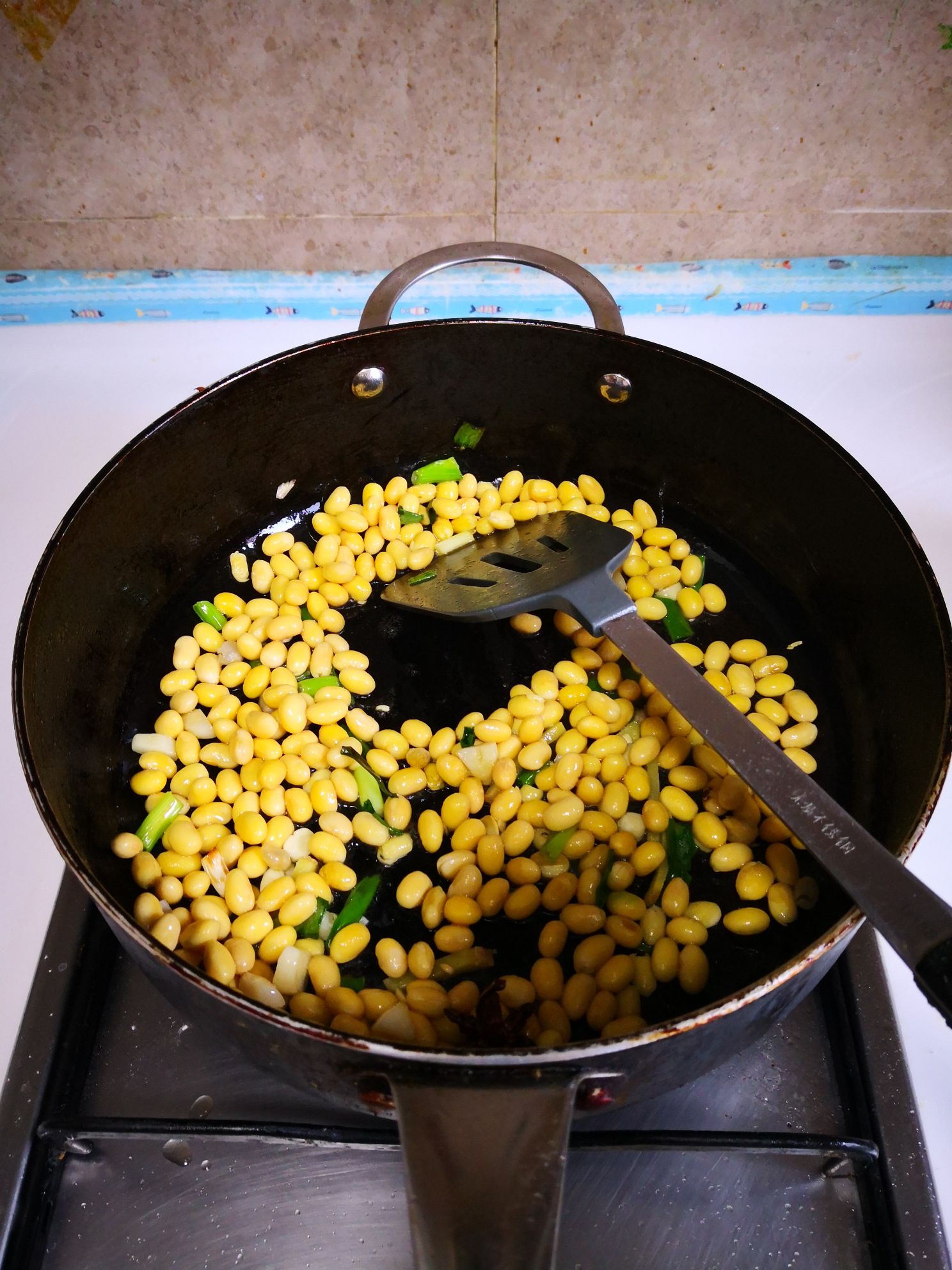 紅椒肉皮醬黃豆的做法-家常味炒菜譜