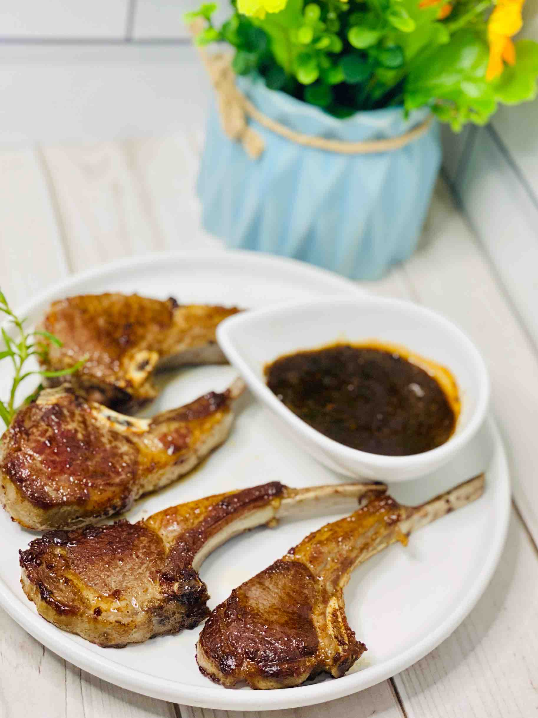 法式小羊排，這樣做??爆汁鮮嫩，超好吃???的做法-家常味煎菜譜