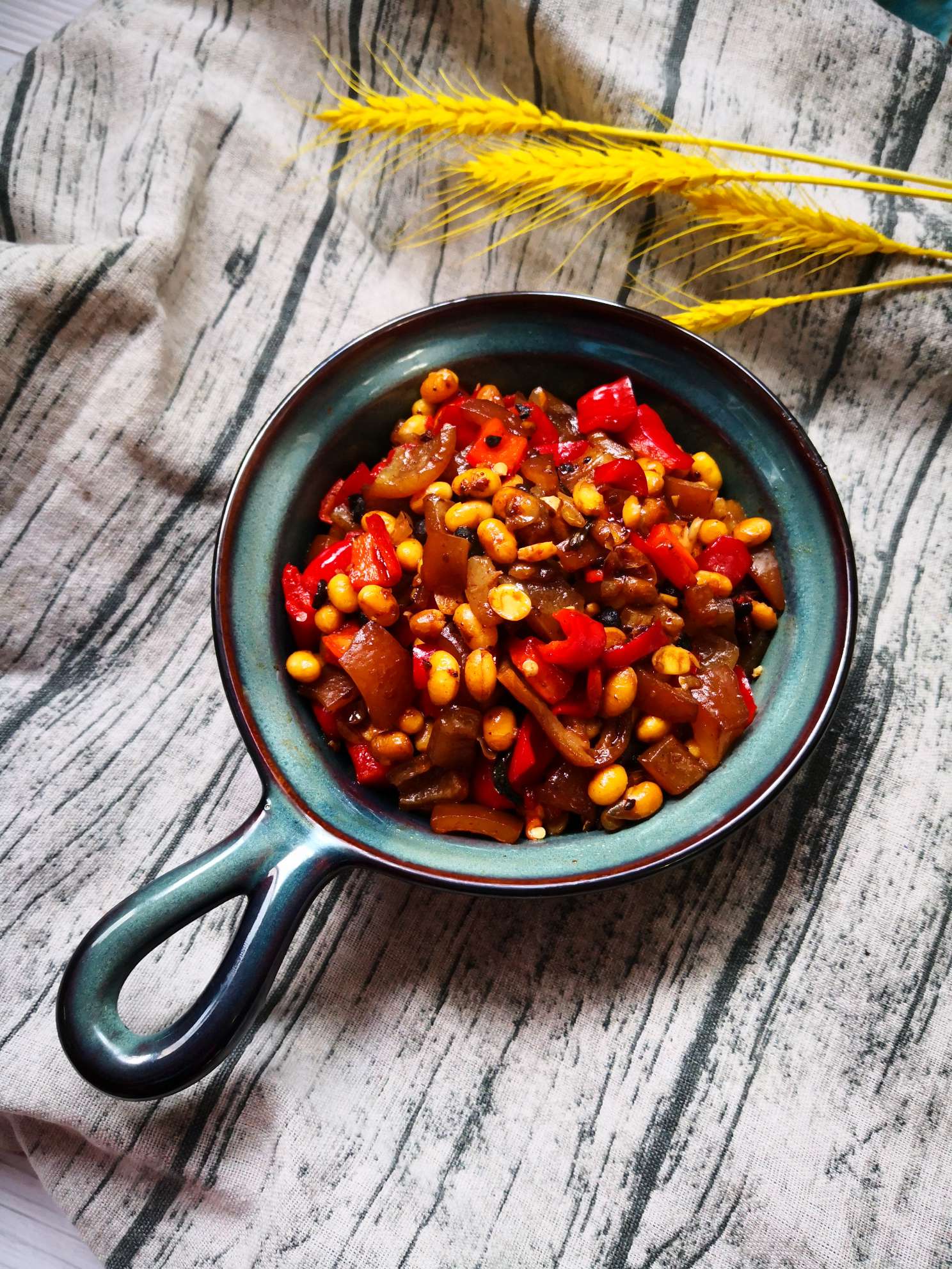 紅椒肉皮醬黃豆的做法-家常味炒菜譜