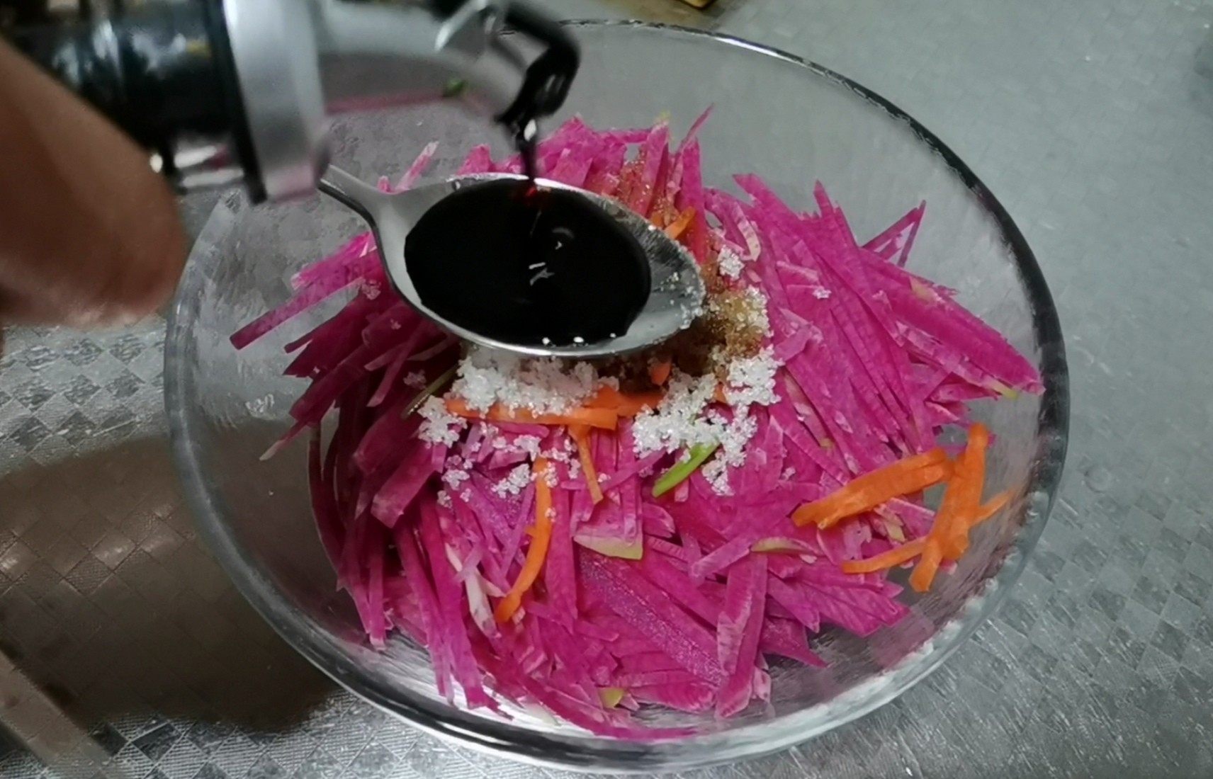 幾分鐘就能搞定的酸甜爽口小涼菜的做法-酸甜味拌菜譜