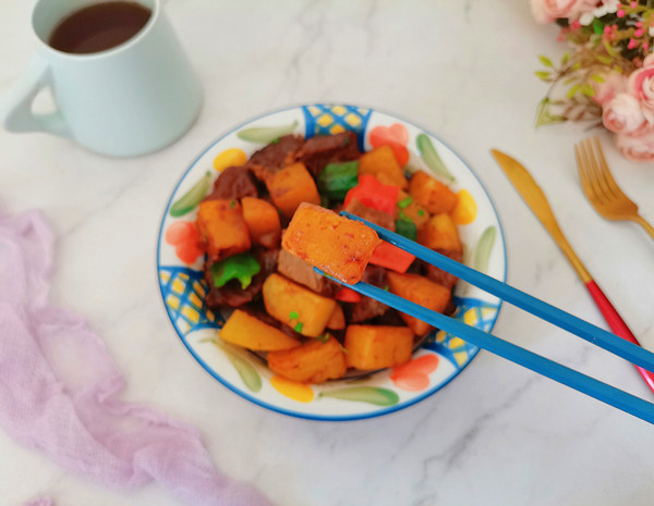鮮美又饞人的土豆燉牛肉的做法-家常味燉菜譜-易網健康養生網 鮮美又饞人的土豆燉牛肉的做法-家常味燉菜譜