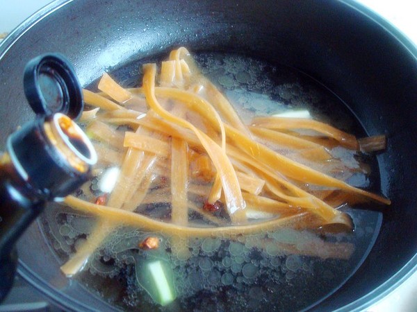 黑白菜寬粉燉腐竹的做法-咸鮮味燉菜譜