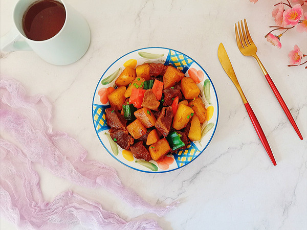 鮮美又饞人的土豆燉牛肉的做法-家常味燉菜譜-易網健康養生網 鮮美又饞人的土豆燉牛肉的做法-家常味燉菜譜