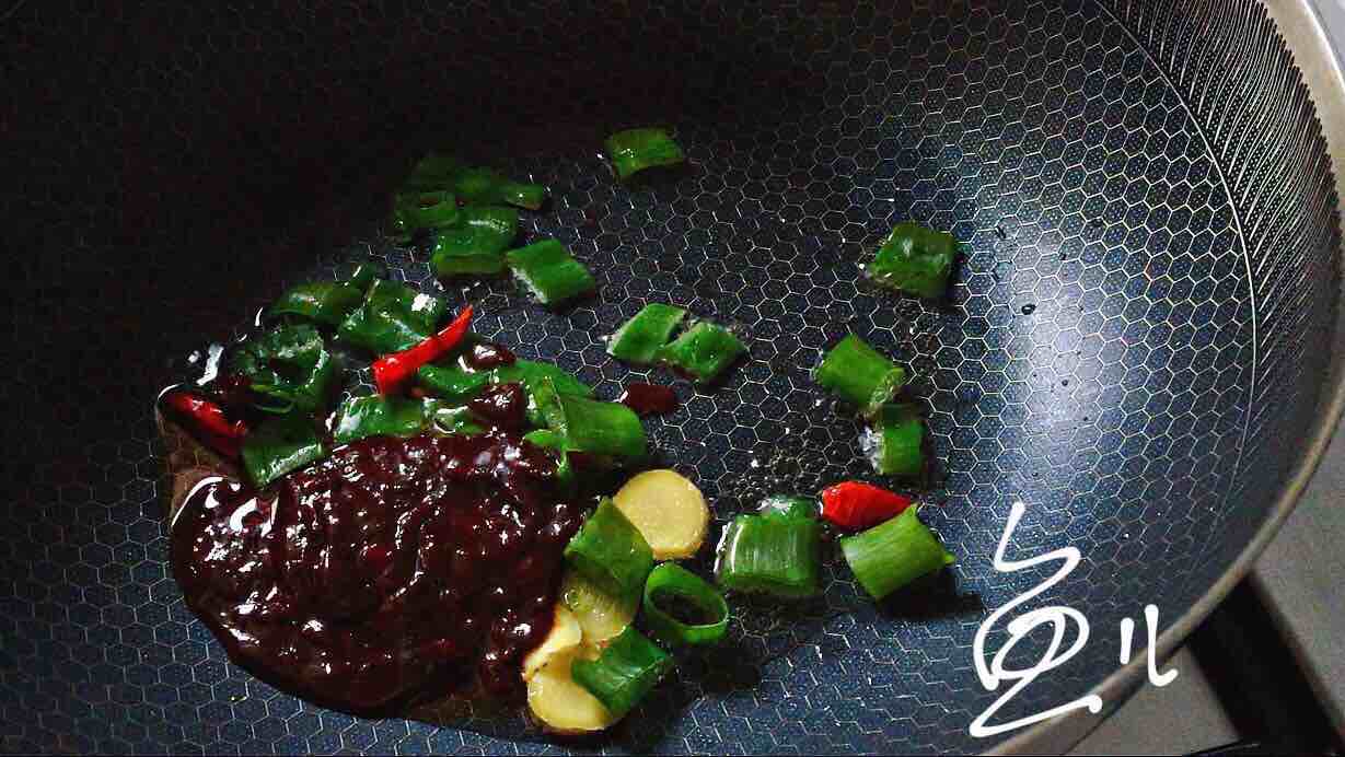 做鲅魚加幾勺它，咸香味美，家人都喜歡，太費(fèi)米飯了！的做法-醬香味燉菜譜