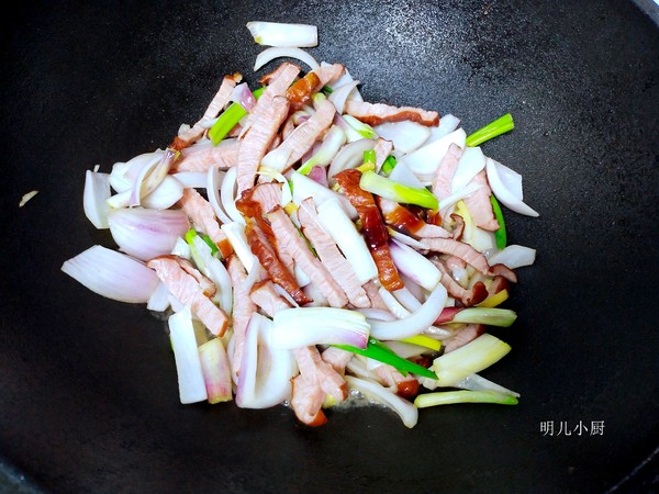 洋蔥炒臘肉的做法-家常味炒菜譜-易網健康養生網 洋蔥炒臘肉的做法-家常味炒菜譜
