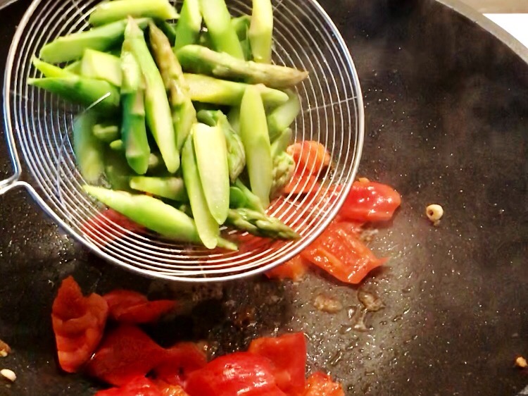 蘆筍甜椒炒牛肉的做法-家常味炒菜譜