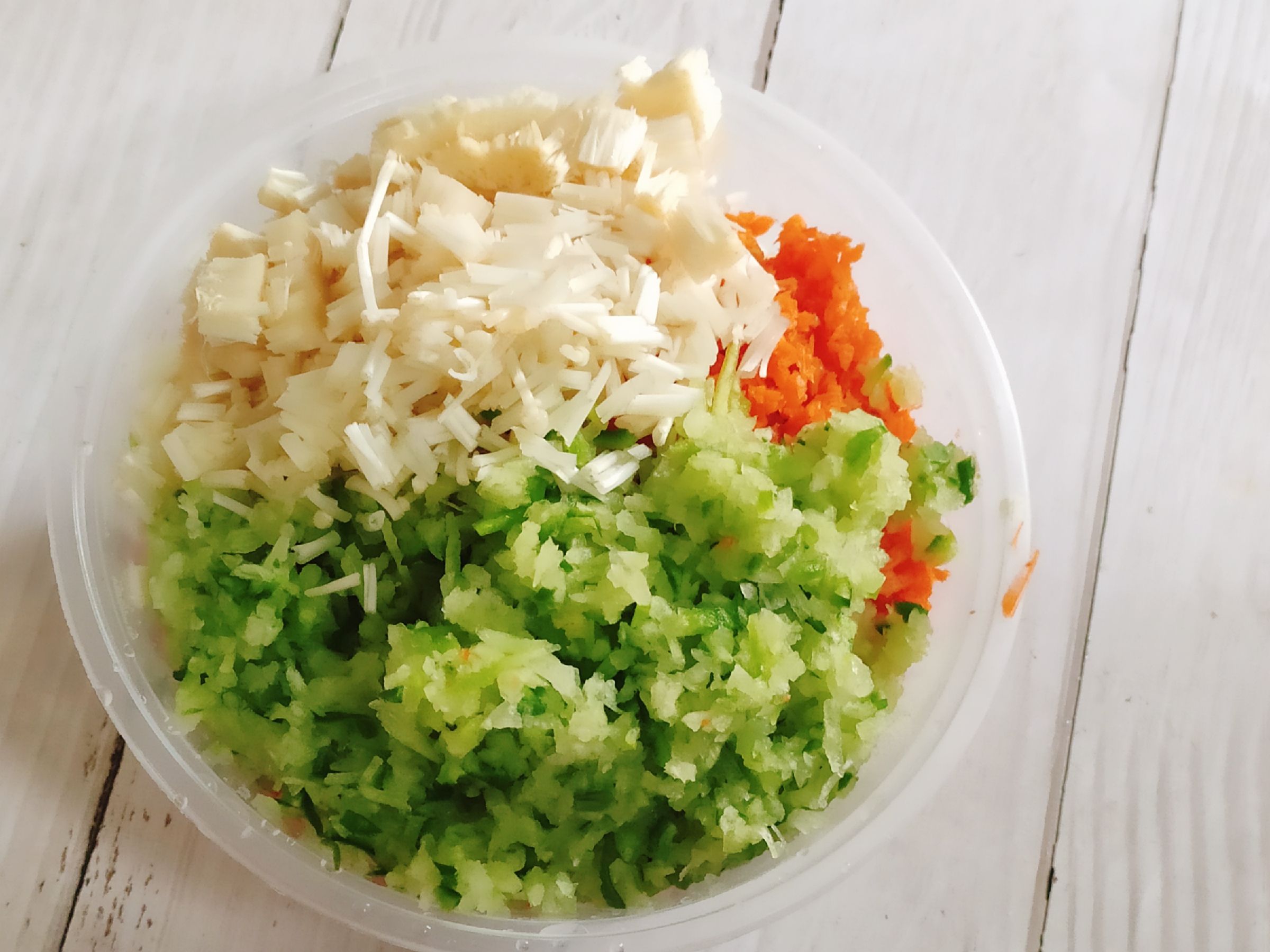 外酥里嫩的五彩丸子的做法-咸鮮味炸菜譜