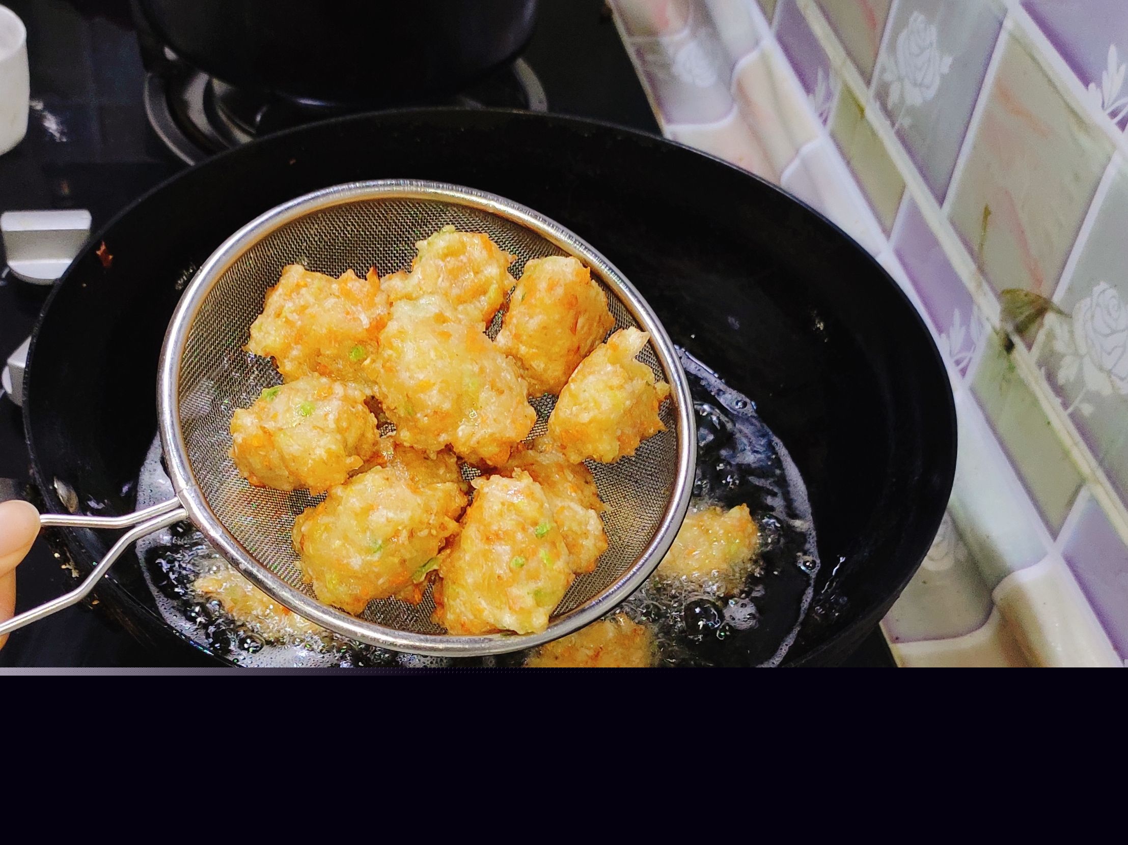 外酥里嫩的五彩丸子的做法-咸鮮味炸菜譜