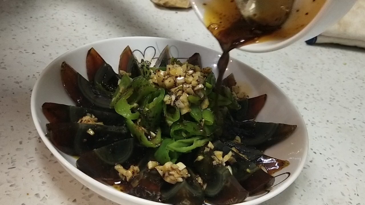 輕松get皮蛋新做法－燒椒皮蛋的做法-家常味拌菜譜
