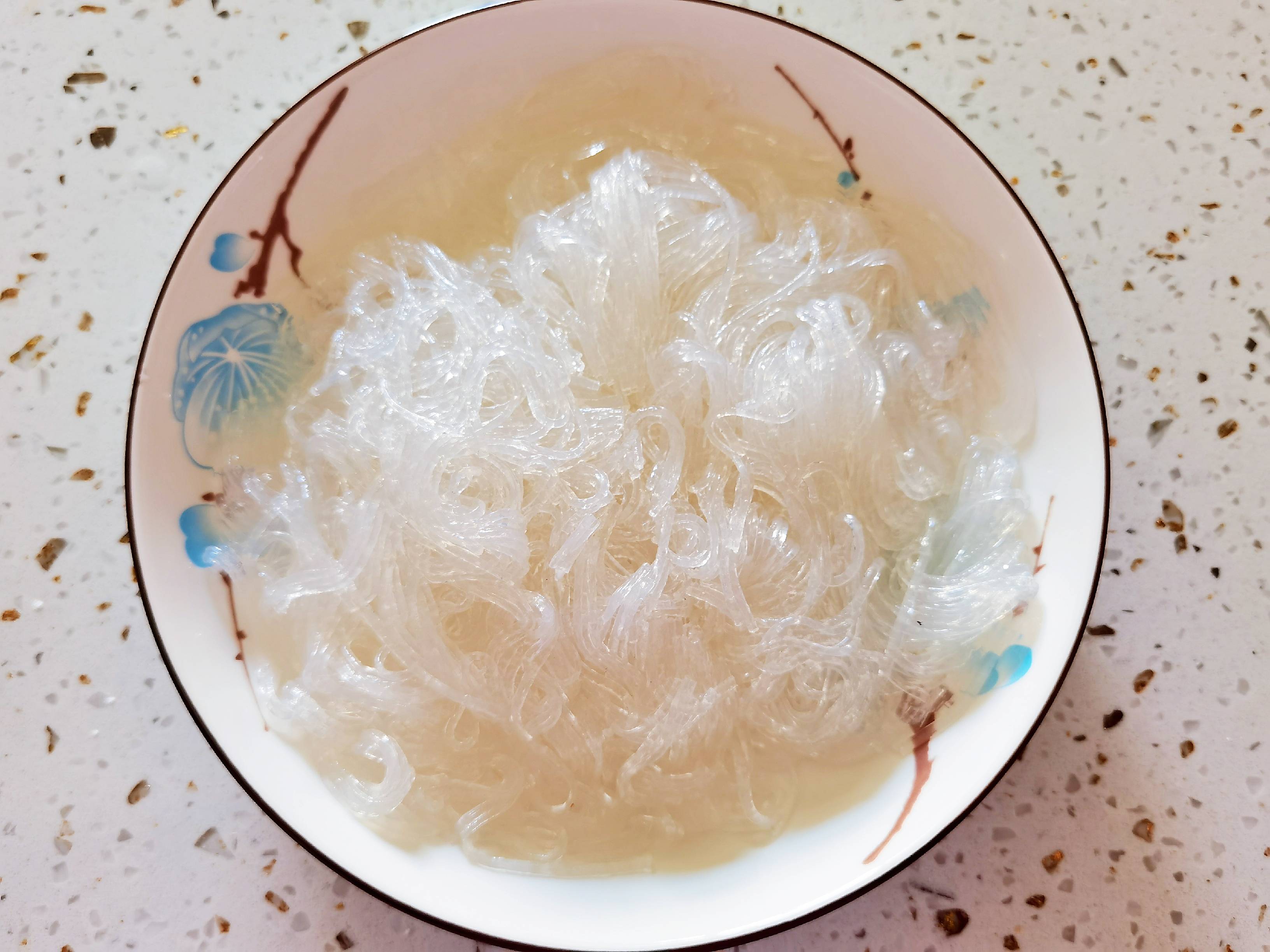 冬日暖胃家常菜－豆腐粉絲煲，葷素搭配，經(jīng)濟實惠又美味的做法-咸鮮味炒菜譜