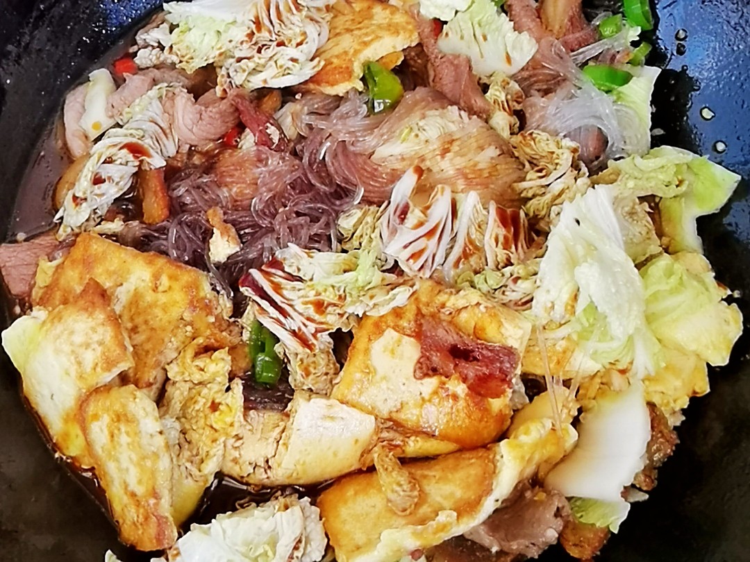 冬日暖胃家常菜－豆腐粉絲煲，葷素搭配，經(jīng)濟實惠又美味的做法-咸鮮味炒菜譜