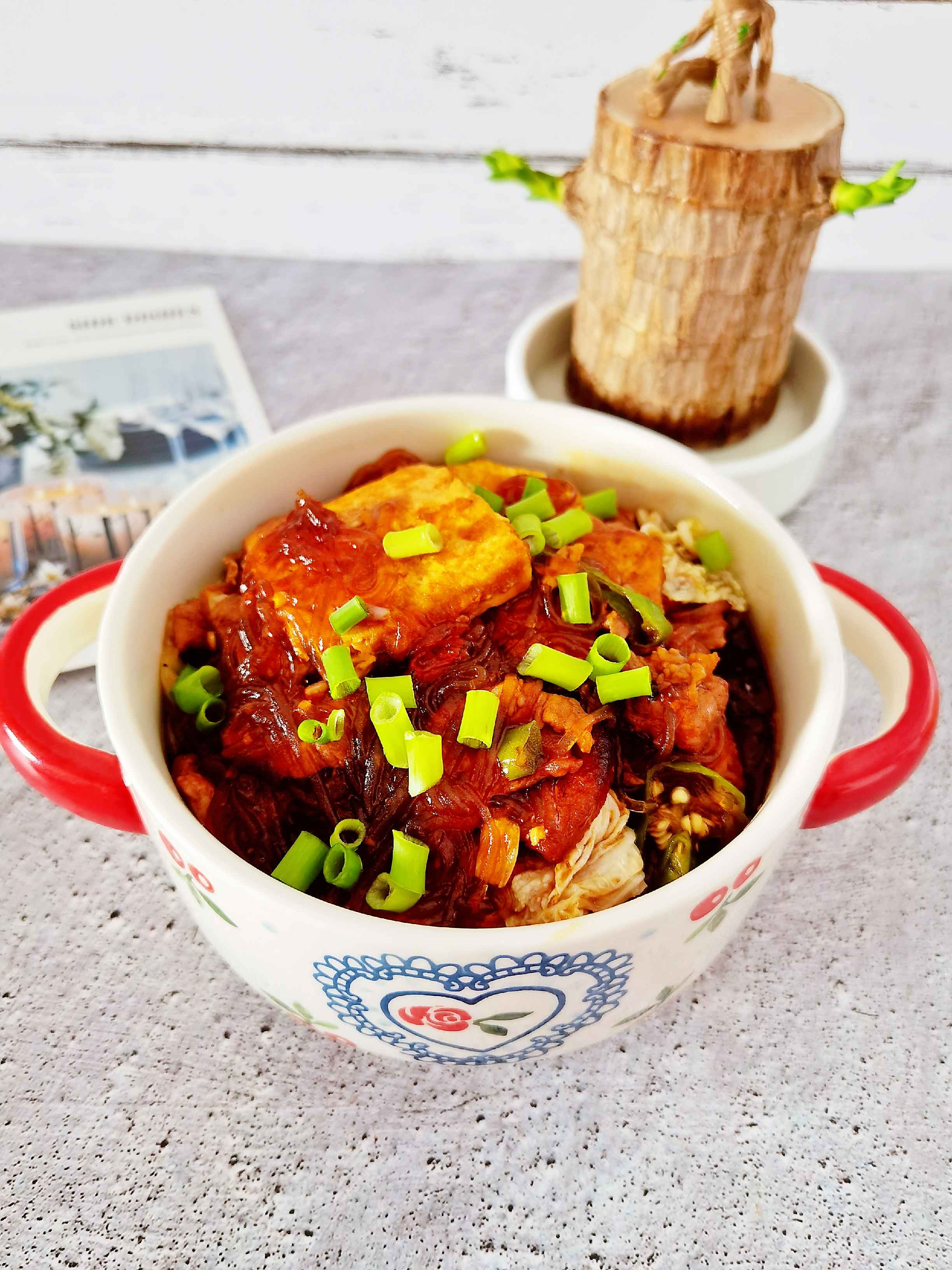 冬日暖胃家常菜－豆腐粉絲煲，葷素搭配，經(jīng)濟實惠又美味的做法-咸鮮味炒菜譜