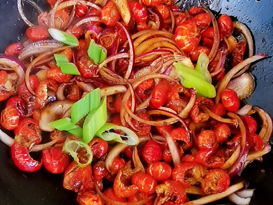 廚房小白零失敗版家常炒－蒜蓉蝦尾，只要1種料，搞定1大盤蝦尾的做法-咸鮮味炒菜譜