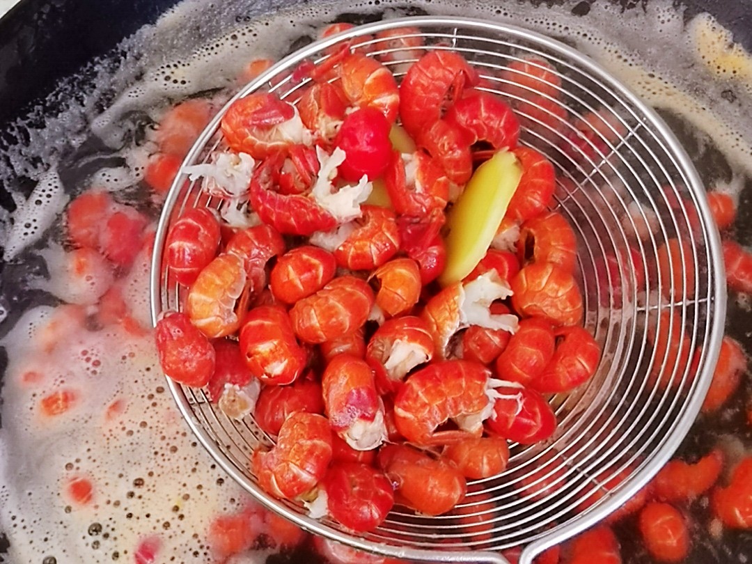 廚房小白零失敗版家常炒－蒜蓉蝦尾，只要1種料，搞定1大盤蝦尾的做法-咸鮮味炒菜譜