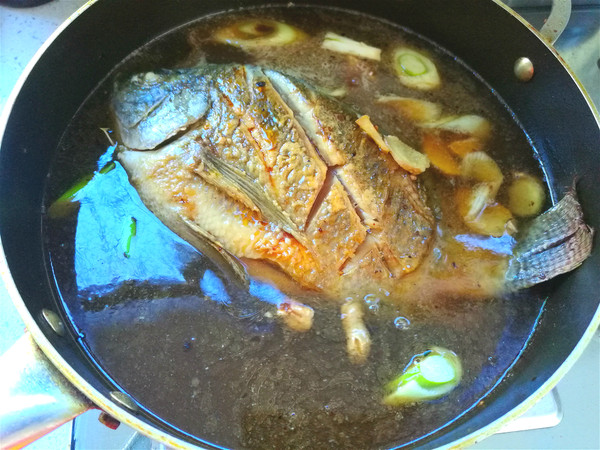 醬燜羅非魚的做法-醬香味燜菜譜