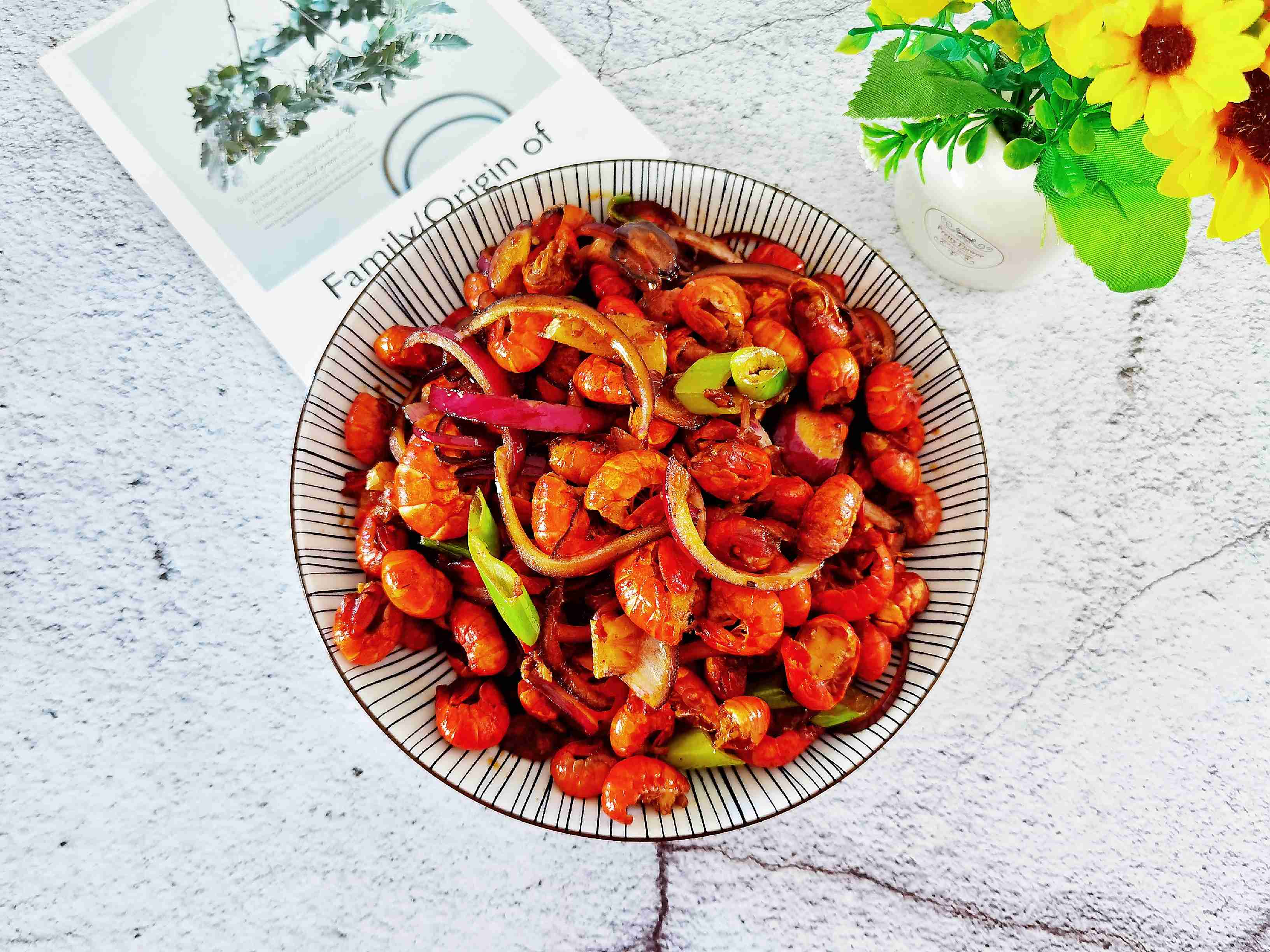 廚房小白零失敗版家常炒－蒜蓉蝦尾，只要1種料，搞定1大盤蝦尾的做法-咸鮮味炒菜譜