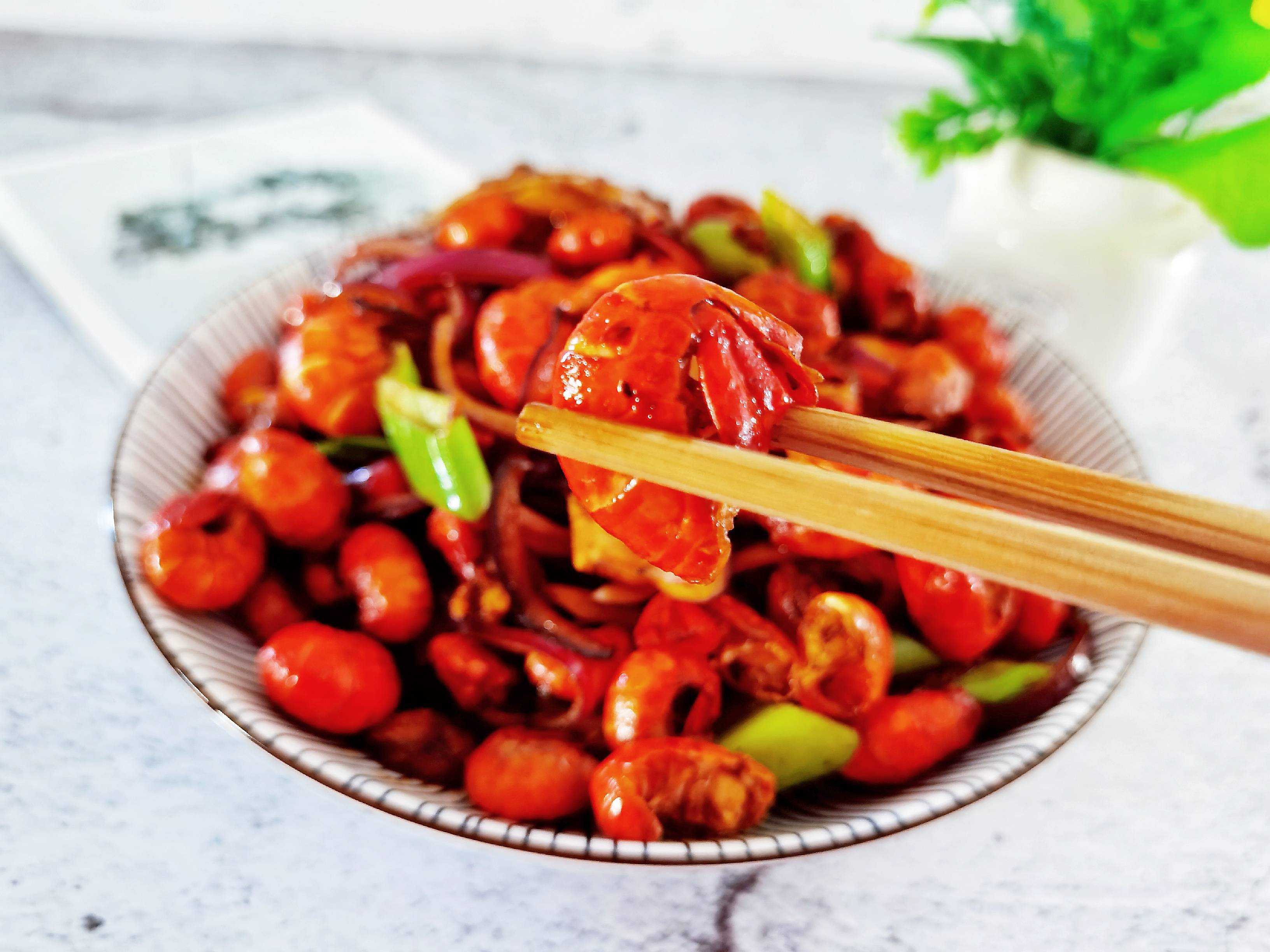 廚房小白零失敗版家常炒－蒜蓉蝦尾，只要1種料，搞定1大盤蝦尾的做法-咸鮮味炒菜譜