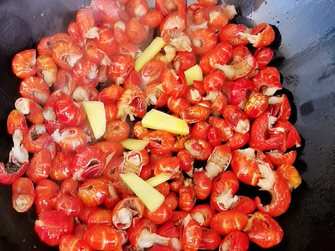 廚房小白零失敗版家常炒－蒜蓉蝦尾，只要1種料，搞定1大盤蝦尾的做法-咸鮮味炒菜譜