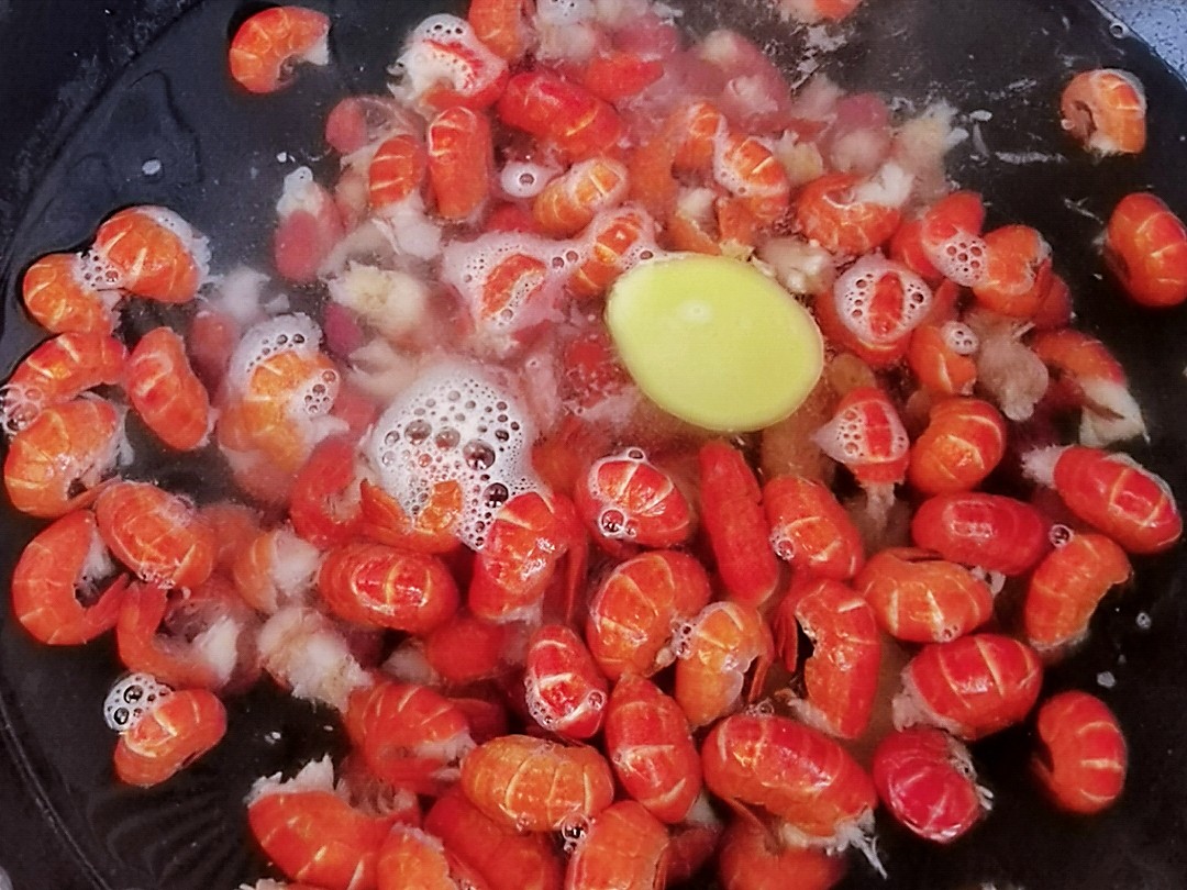 廚房小白零失敗版家常炒－蒜蓉蝦尾，只要1種料，搞定1大盤蝦尾的做法-咸鮮味炒菜譜