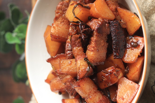 五花肉燉土豆的做法-家常味燉菜譜