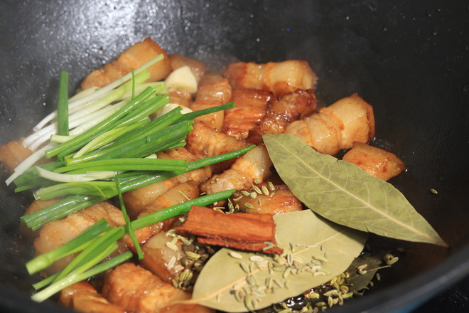 五花肉燉土豆的做法-家常味燉菜譜