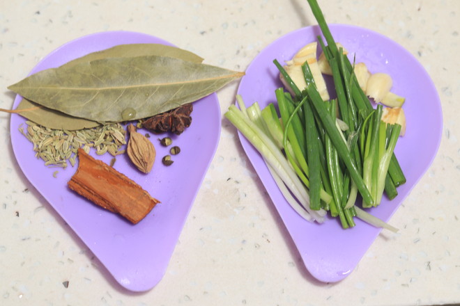 五花肉燉土豆的做法-家常味燉菜譜