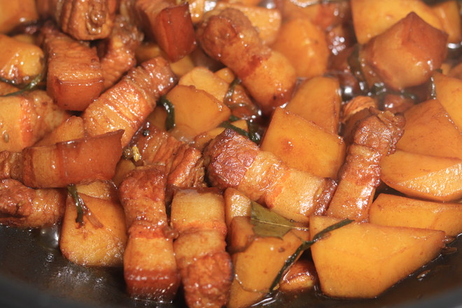 五花肉燉土豆的做法-家常味燉菜譜