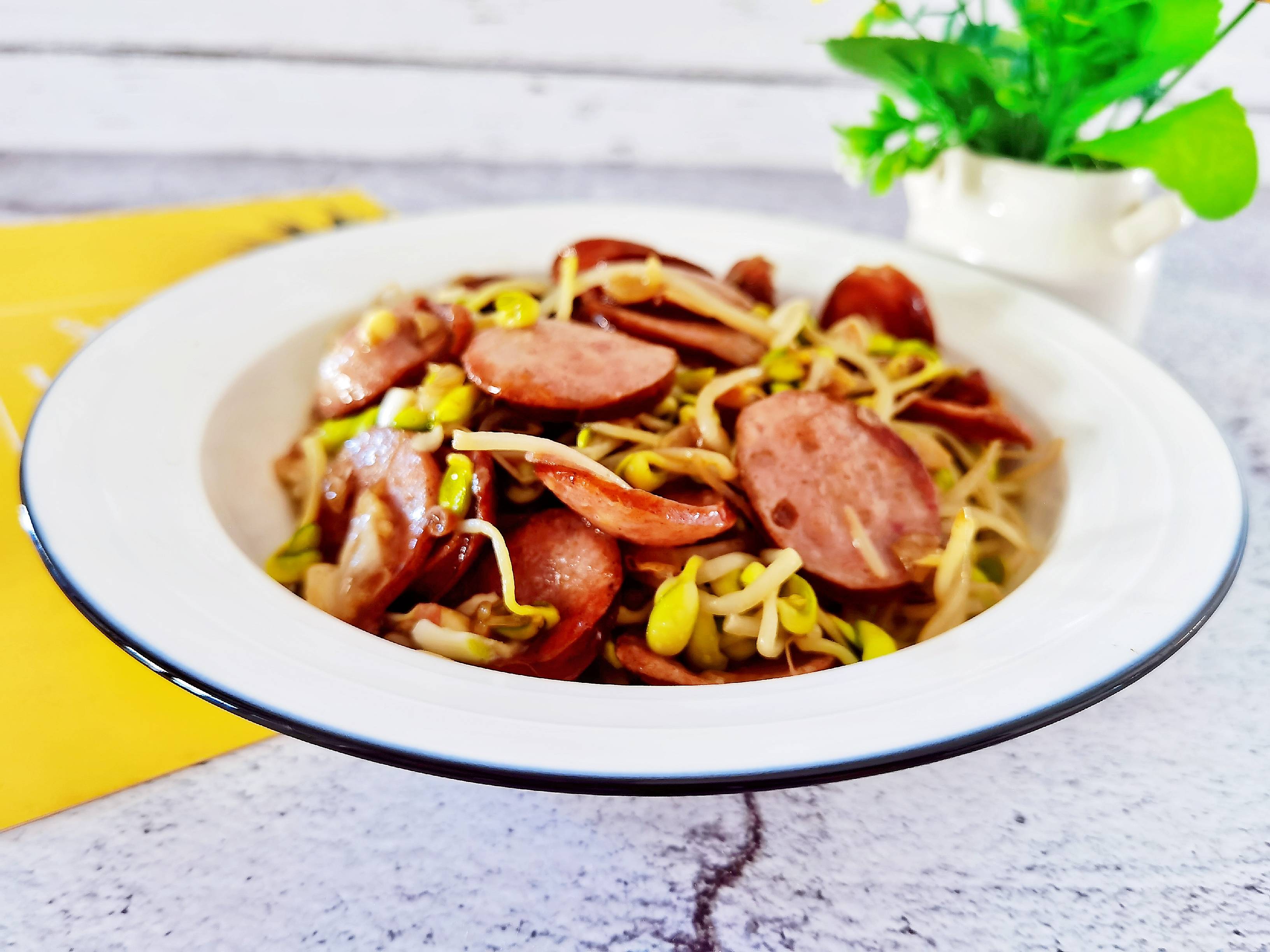 1根香腸1份豆芽隨便1炒，簡單美味又下飯的做法-咸鮮味炒菜譜