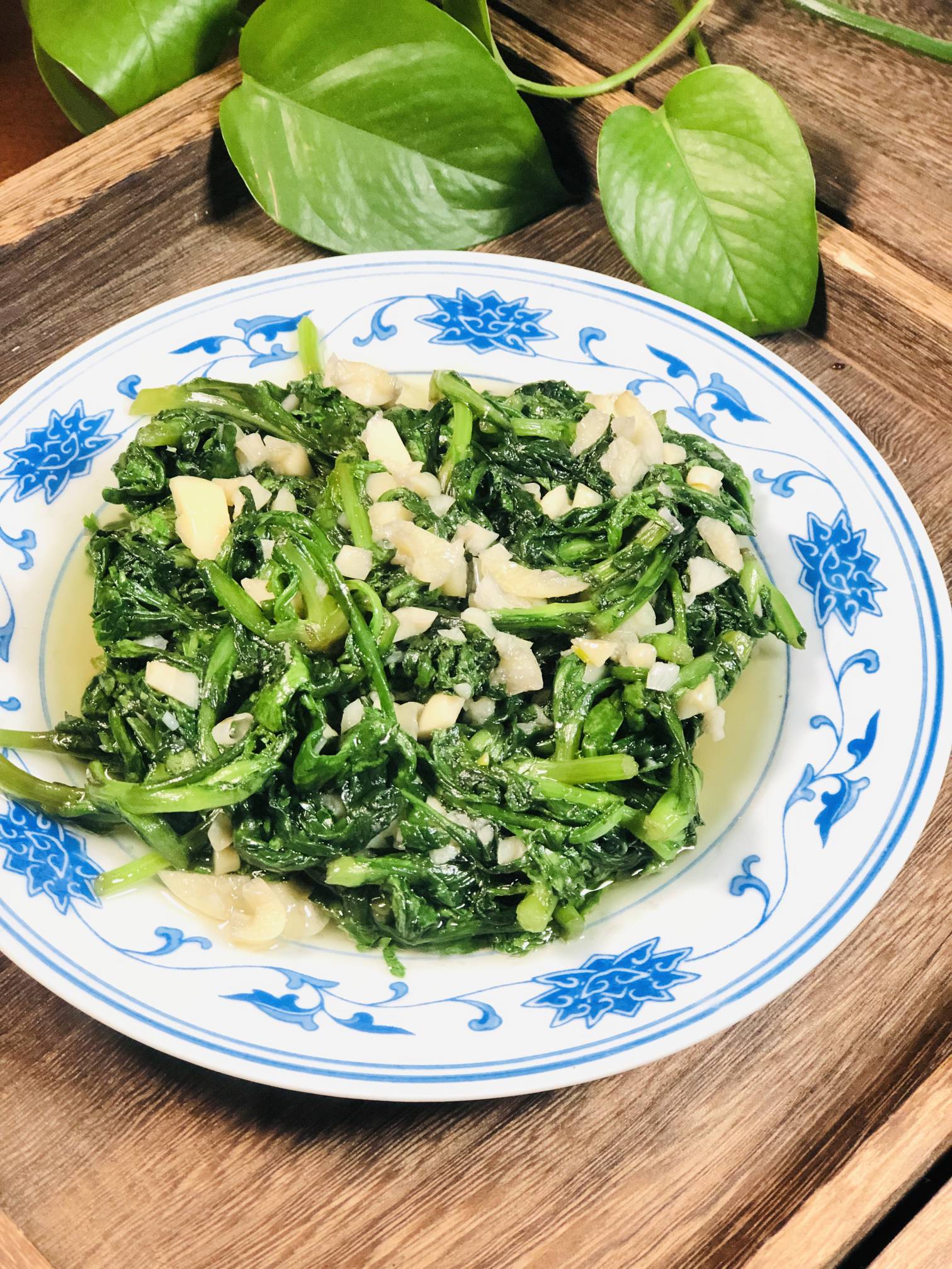 蒜泥茼蒿的做法-家常味炒菜譜-易網健康養生網 蒜泥茼蒿的做法-家常味炒菜譜