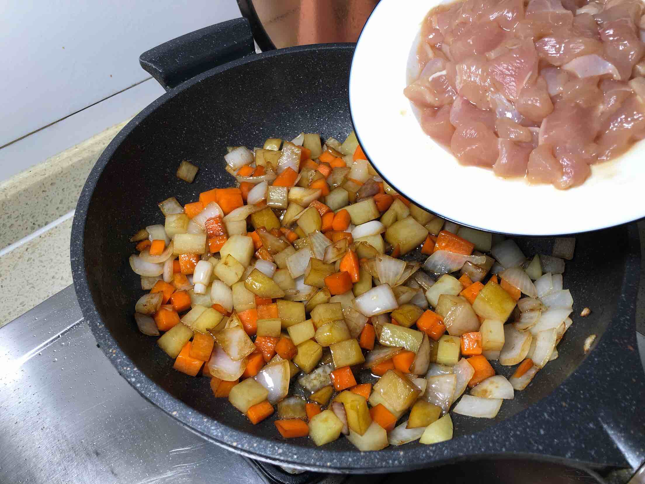 好吃又下飯的咖喱雞丁的做法-咖喱味炒菜譜