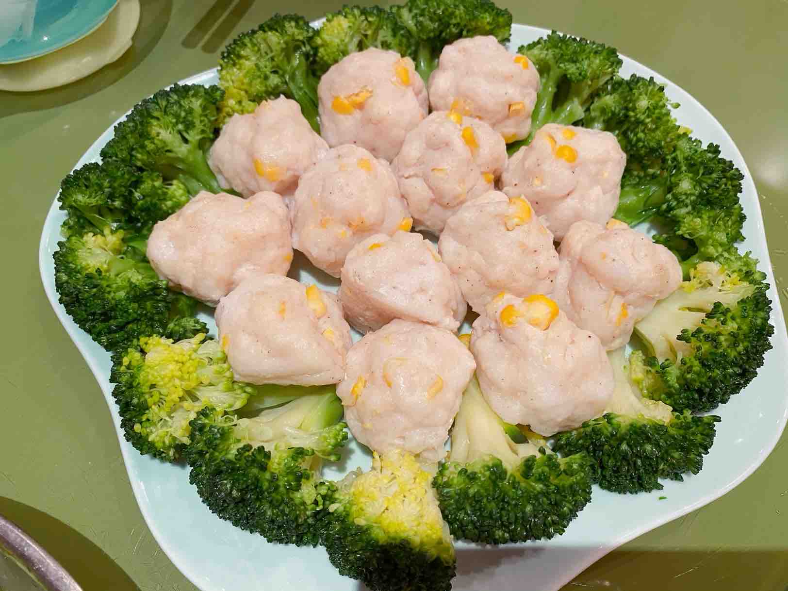 自制粟米魚丸拌西蘭花的做法-家常味蒸菜譜