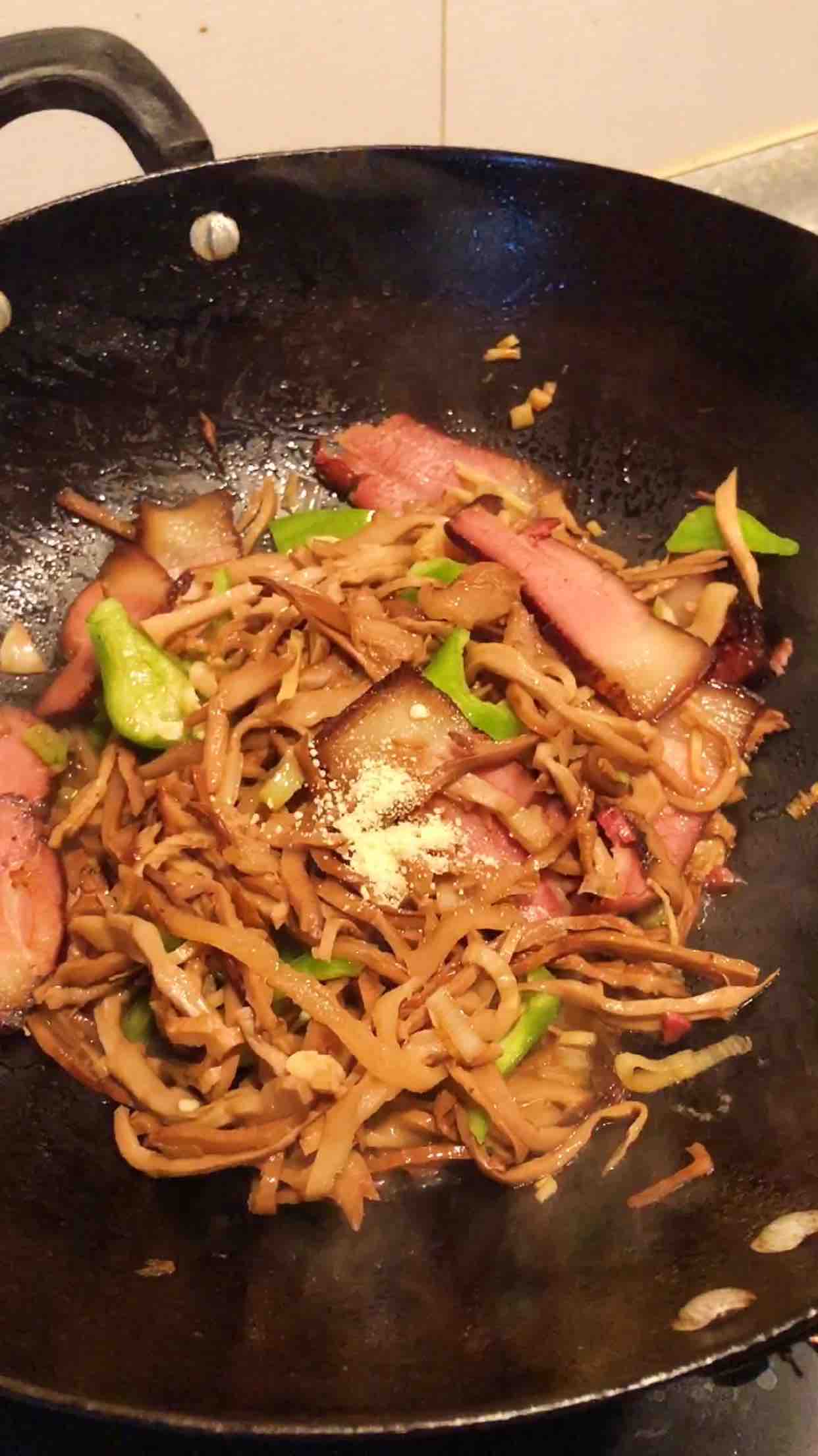 臘肉炒油燜筍絲的做法-家常味炒菜譜