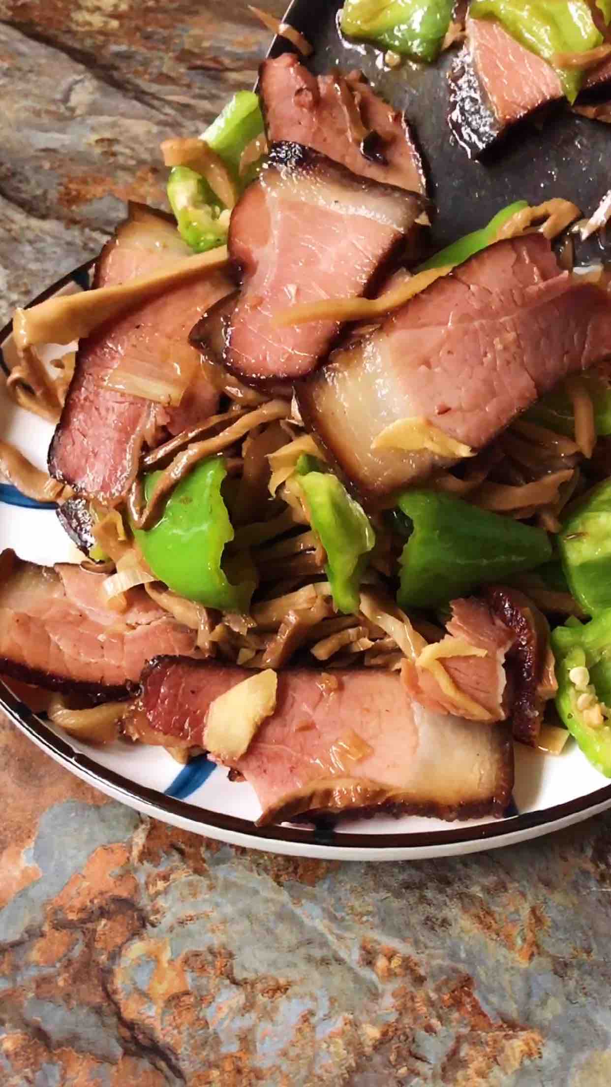 臘肉炒油燜筍絲的做法-家常味炒菜譜