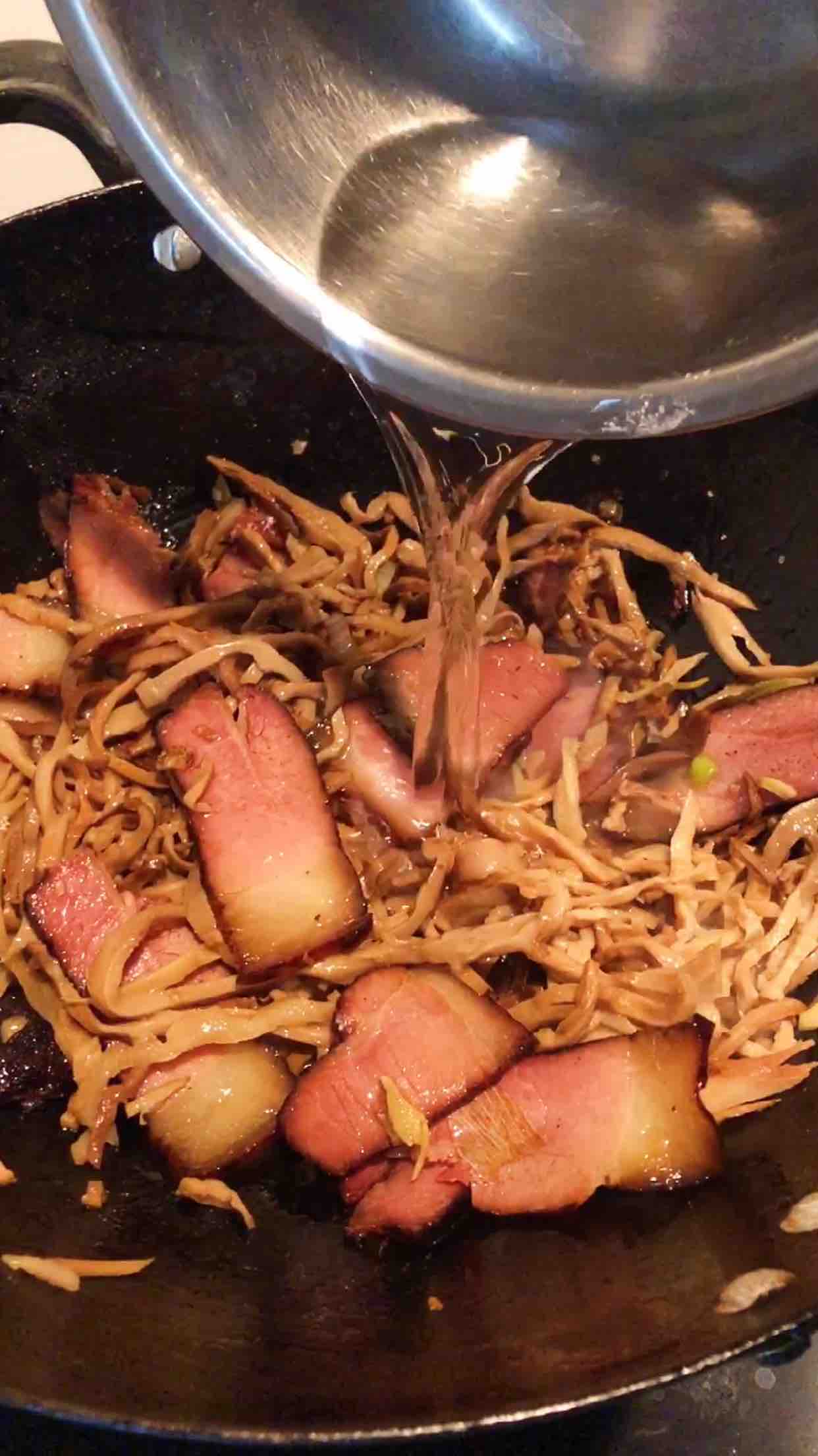 臘肉炒油燜筍絲的做法-家常味炒菜譜