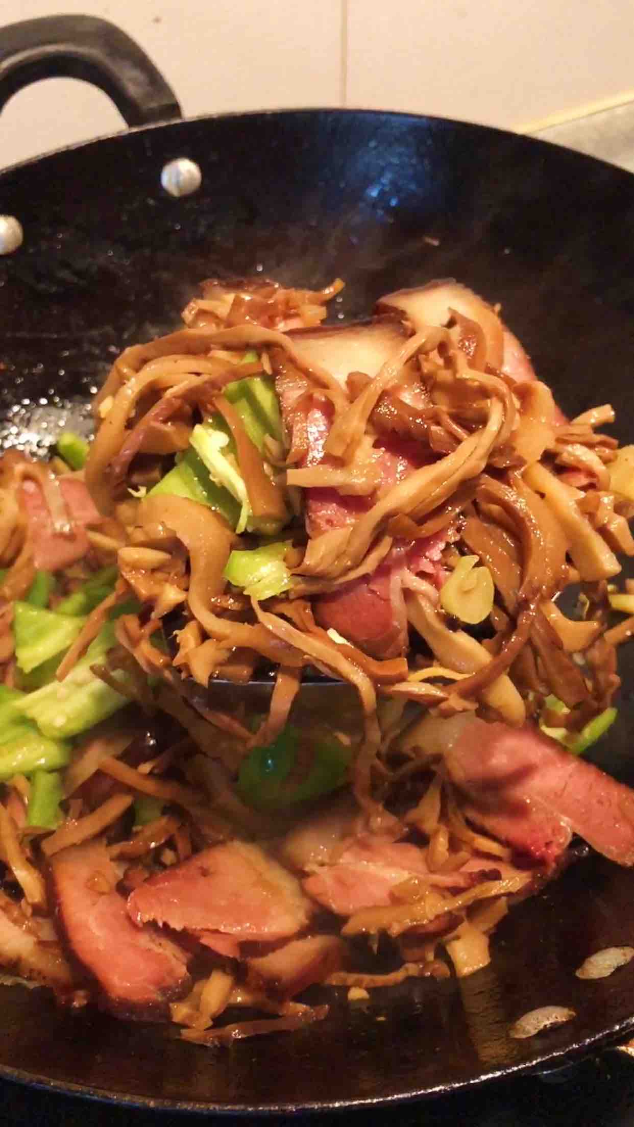 臘肉炒油燜筍絲的做法-家常味炒菜譜