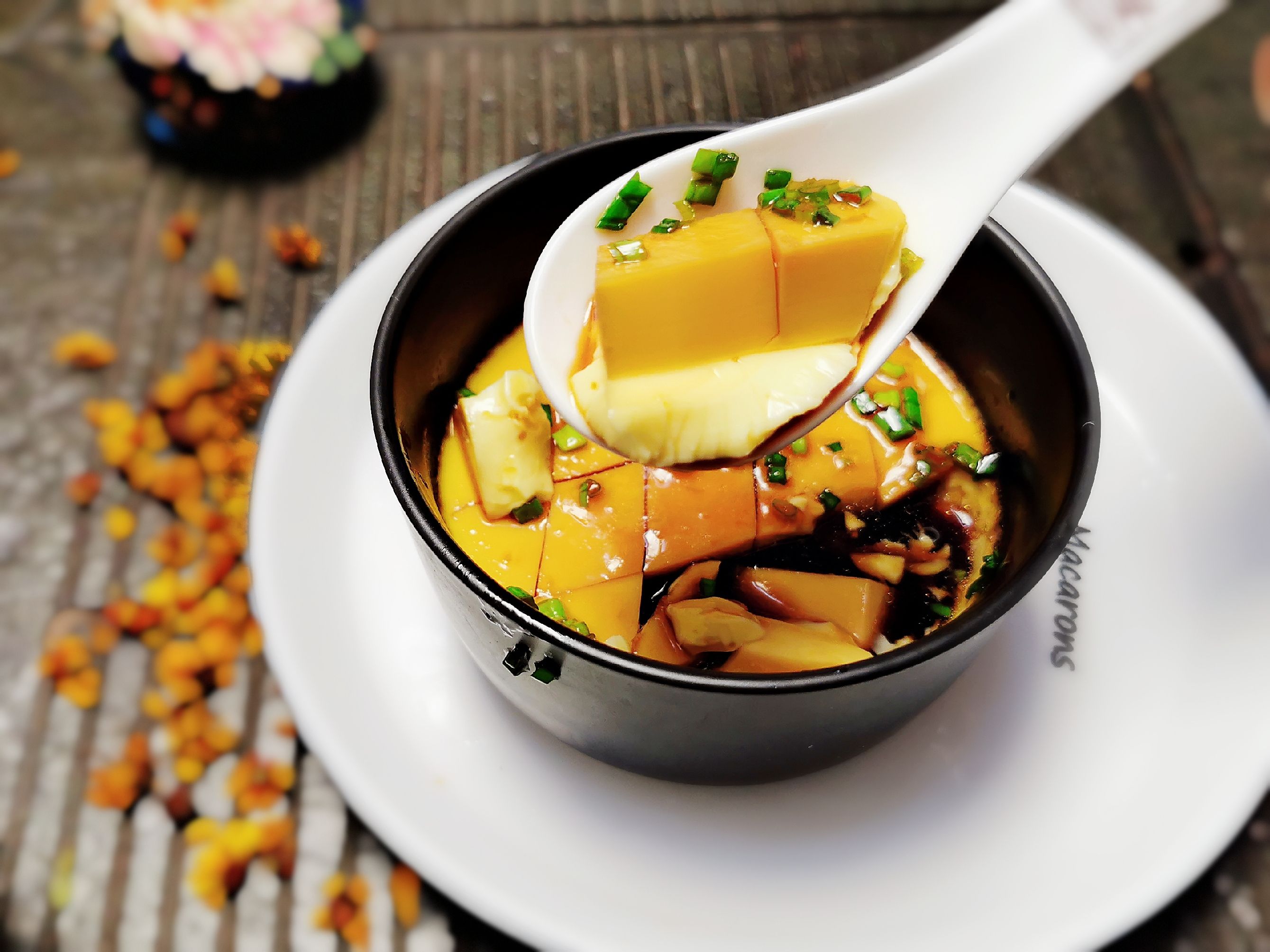 蒸水蛋香滑軟嫩的關(guān)鍵是雞蛋與水的比例，一個(gè)蛋殼就可以搞定的做法-咸鮮味蒸菜譜