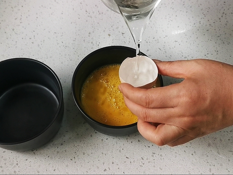 蒸水蛋香滑軟嫩的關(guān)鍵是雞蛋與水的比例，一個(gè)蛋殼就可以搞定的做法-咸鮮味蒸菜譜