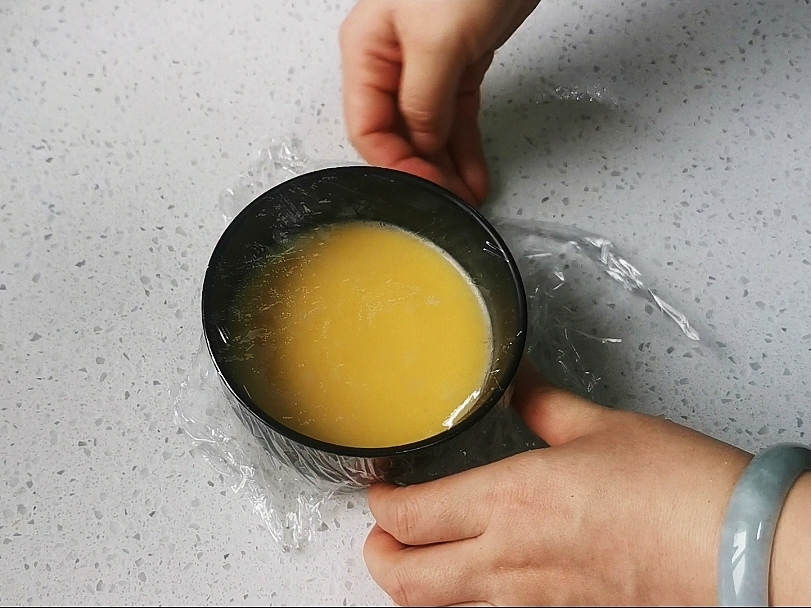 蒸水蛋香滑軟嫩的關(guān)鍵是雞蛋與水的比例，一個(gè)蛋殼就可以搞定的做法-咸鮮味蒸菜譜