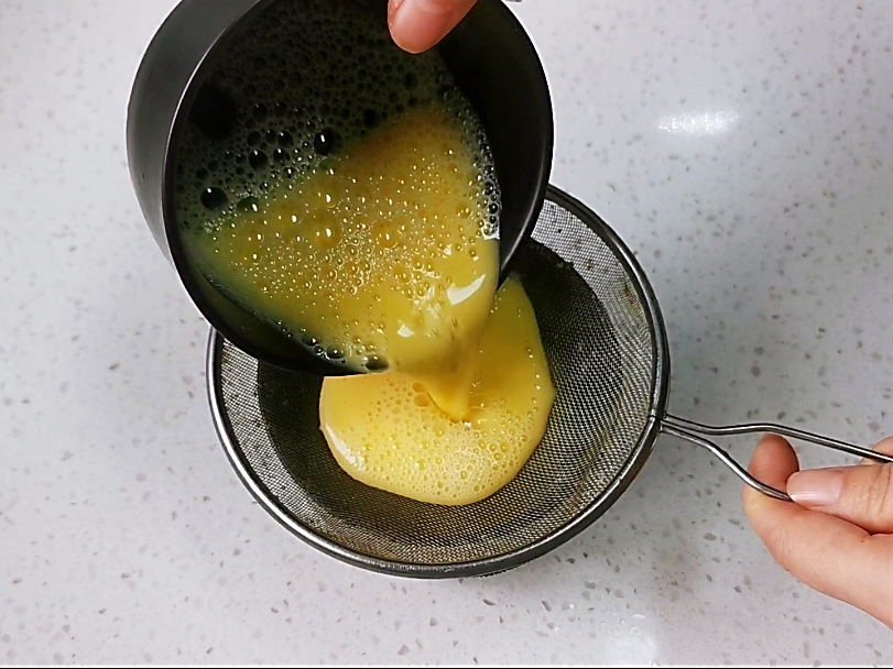 蒸水蛋香滑軟嫩的關(guān)鍵是雞蛋與水的比例，一個(gè)蛋殼就可以搞定的做法-咸鮮味蒸菜譜