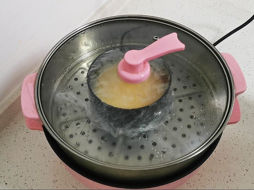 蒸水蛋香滑軟嫩的關(guān)鍵是雞蛋與水的比例，一個(gè)蛋殼就可以搞定的做法-咸鮮味蒸菜譜