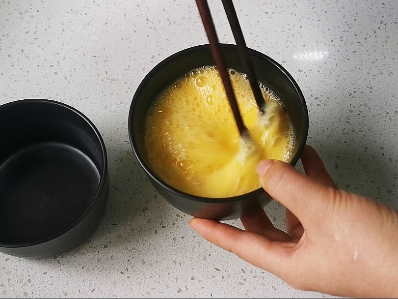 蒸水蛋香滑軟嫩的關(guān)鍵是雞蛋與水的比例，一個(gè)蛋殼就可以搞定的做法-咸鮮味蒸菜譜