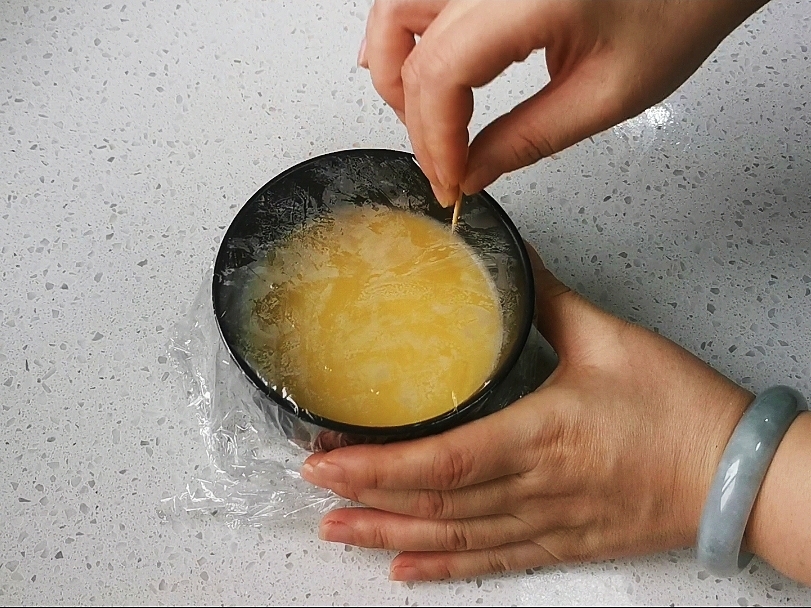 蒸水蛋香滑軟嫩的關(guān)鍵是雞蛋與水的比例，一個(gè)蛋殼就可以搞定的做法-咸鮮味蒸菜譜